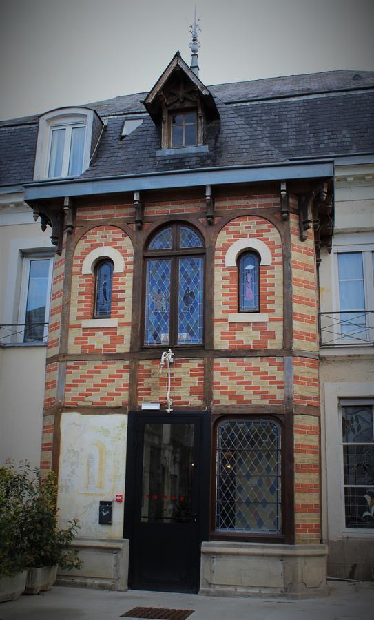 Logis Le Grand Hotel Château-du-Loir Exterior foto