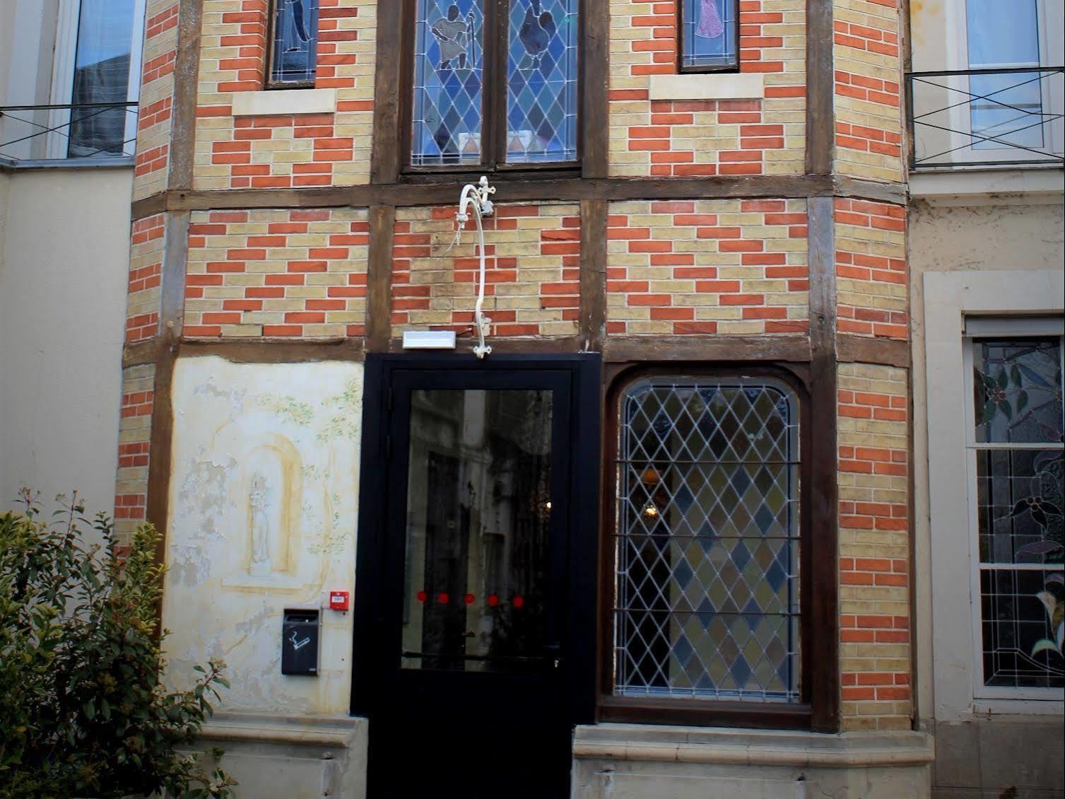 Logis Le Grand Hotel Château-du-Loir Exterior foto